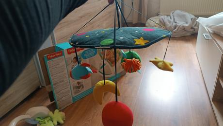 Vibračné kresielko a kolotoč fisher price, 