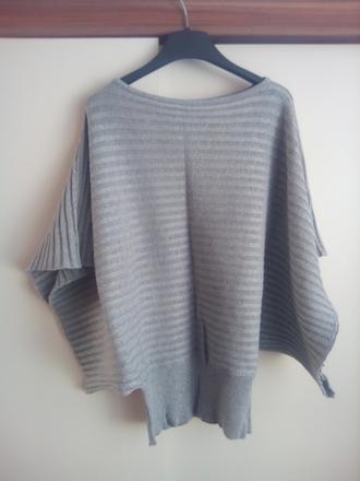 Sveter so širokými rukávmi, s