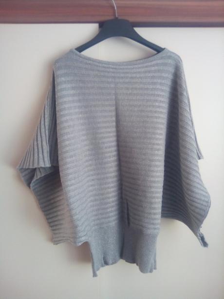 Sveter so širokými rukávmi, s