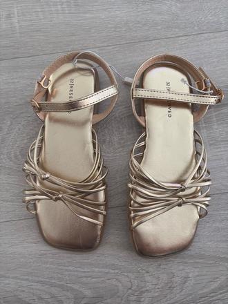 Sandalky, reserved,32