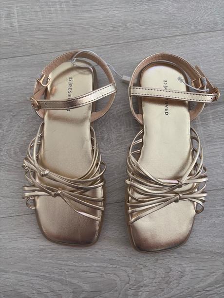 Sandalky, reserved,32