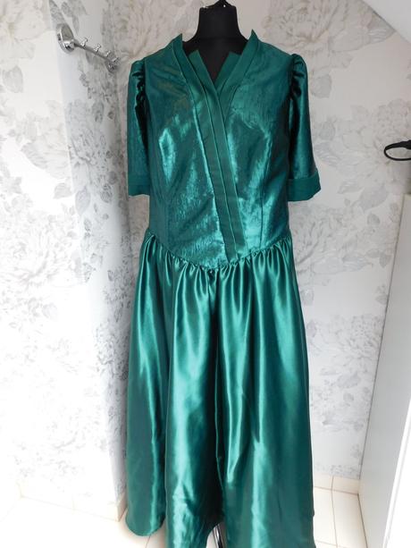 Luxusne velmi pekne šaty, 52