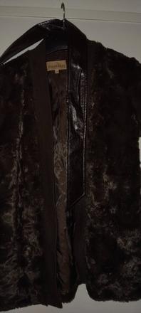 Kožuštek tmavohnedý bez rukávov s opaskom, m