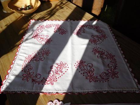 Biely obrus s ružovou výšivkou,, 