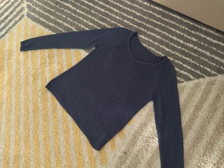 Tmavomodrý svetrik, s