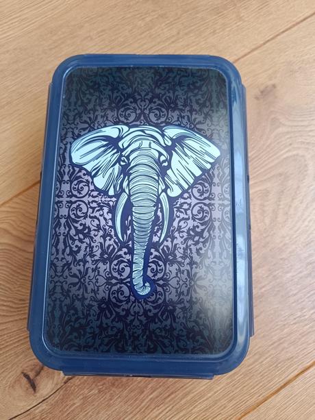 Desiatoby box slon,
