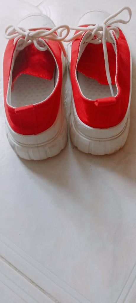 Červené tenisky, 38