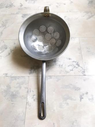 Starý hliníkový cedník, 