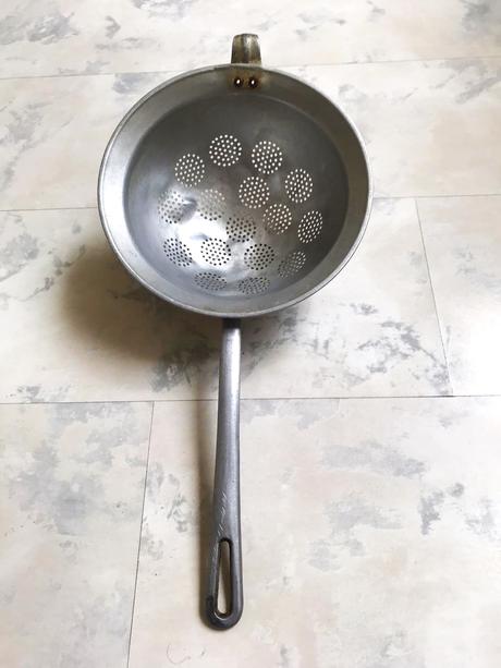 Starý hliníkový cedník, 