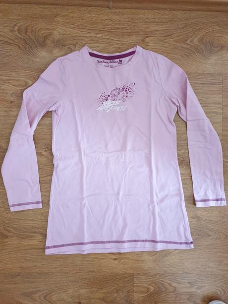 Bledoružový pulóver, 134