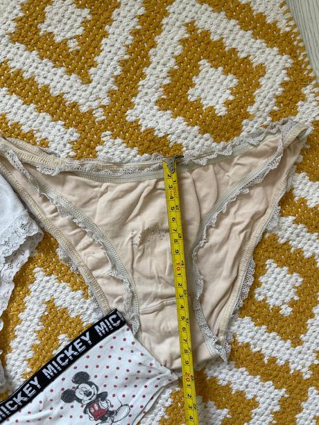 Rôzne nohavičky bledej farby, s