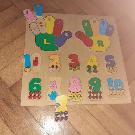 Drevená vkladačka čisla a prsty, 