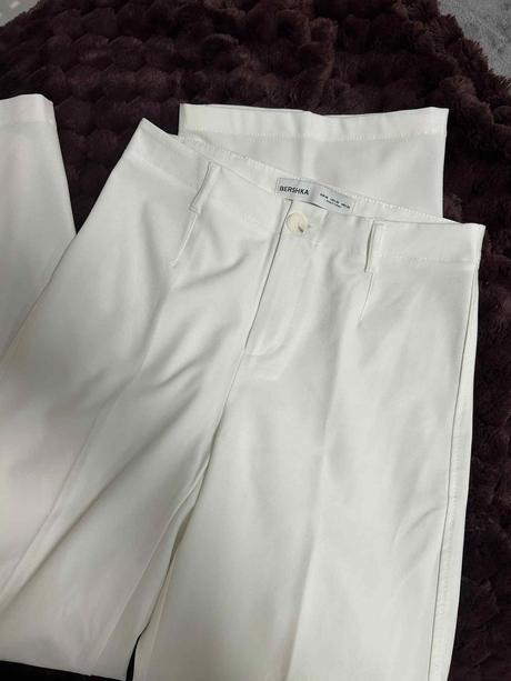 Biele nohavice veľkosť m ale sadne na s, s