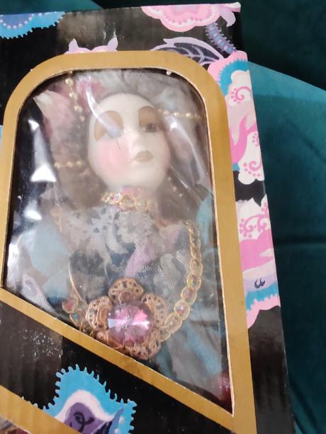 Porcelanova babika nova, 