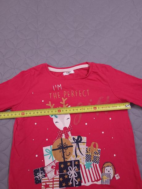 Vianocne tricko so sobom a darcekmi, 116