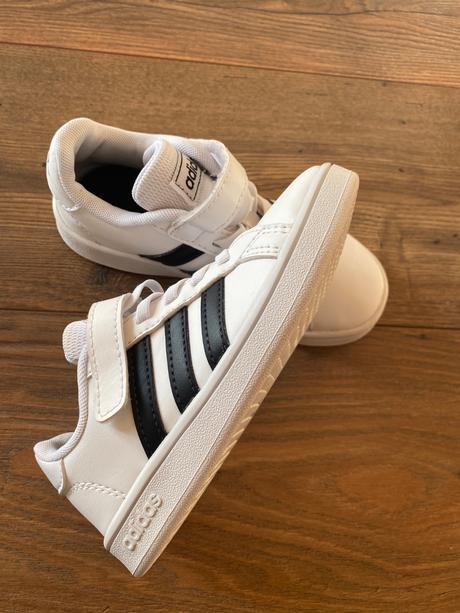 Tenisky adidas, 28