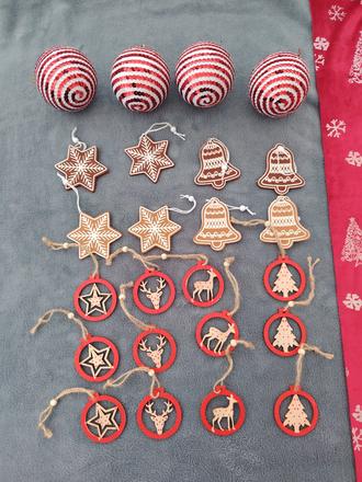 Červené vianočné ozdoby na stromček, 