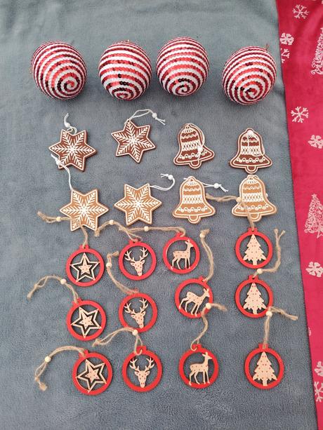 Červené vianočné ozdoby na stromček,