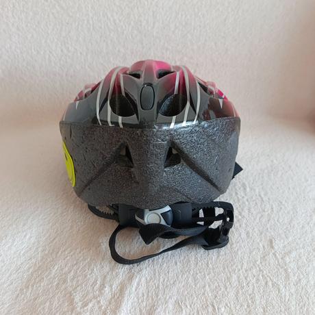 Cyklistická prilba, s