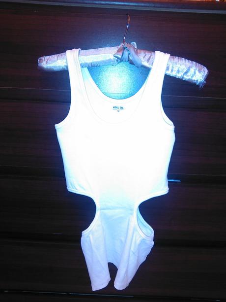 Biely top s otvormy na bokoch mshl, s