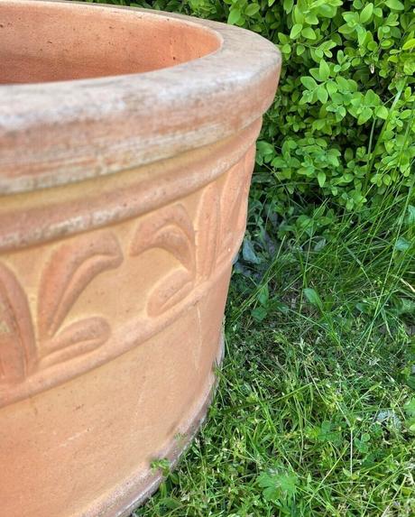 Terakotový kvetináč s ornamentom, 