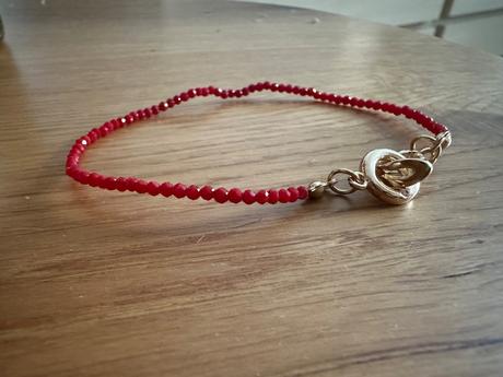 Náramok z červeného koralu, 