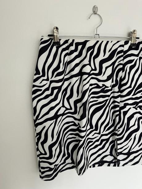 Čiernobiela pruhovaná zebrovaná mini sukna, mohito,m