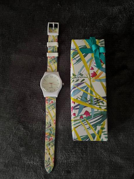 Krasne kvetove naramkove hodinky, avon