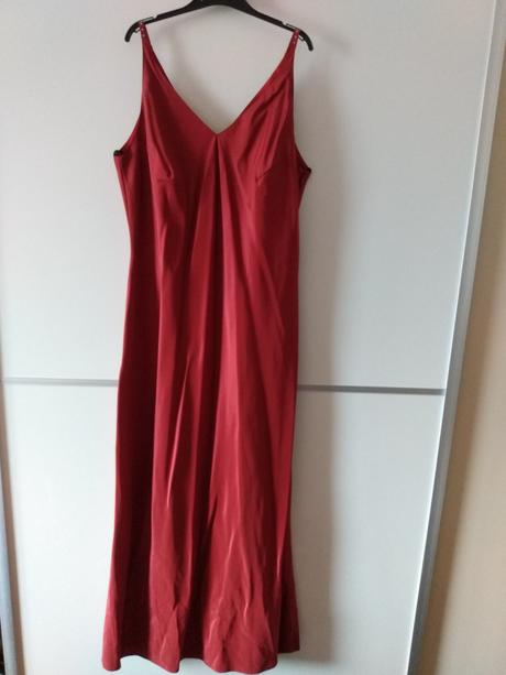 Jednoduché bordove šaty, 42