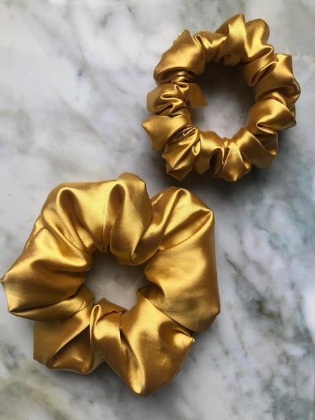 Saténová gumička scrunchie zlatá, 