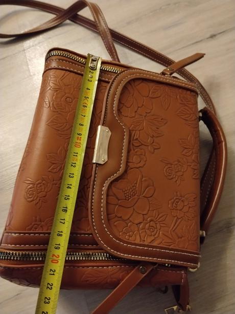 Kabelka s reliéfom, 