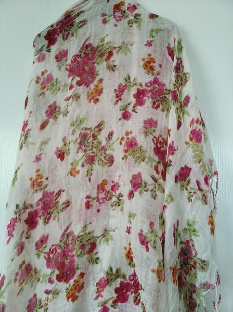 Kvietkovaný šál na leto,