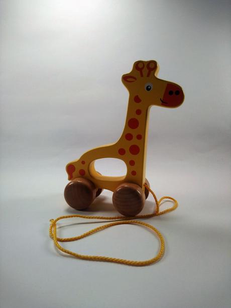 Drevená žirafa na kolieskach na ťahanie,