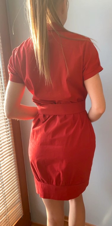 Červené šaty s opaskom, s
