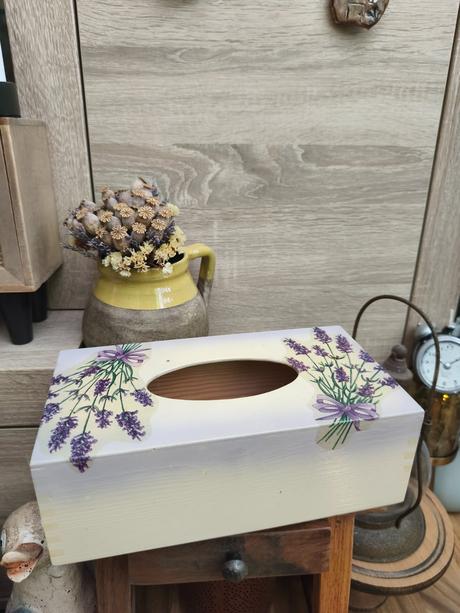 Krásny box na vreckovky s motívom levandule,