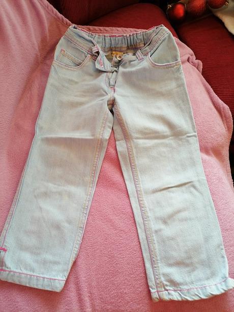 Tristvrtove nohavice, 134