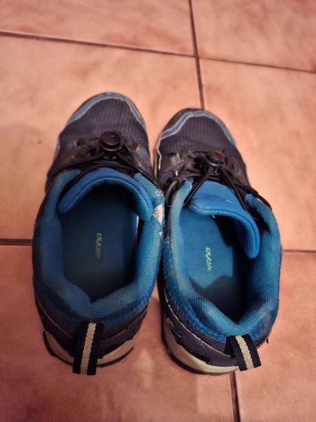 Tenisky aj na turistiku, 33