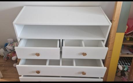 Komoda s prebalovacim pultom a skrina,