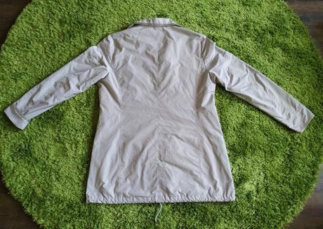 Béžový plášť, 44