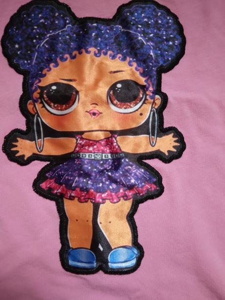 Blikajúce tričko s bábikou, 104