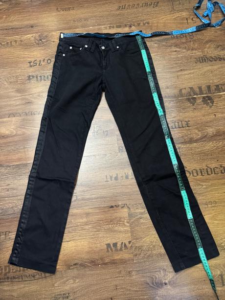 Čierne rifle so saténovými pásmi, ovs,s