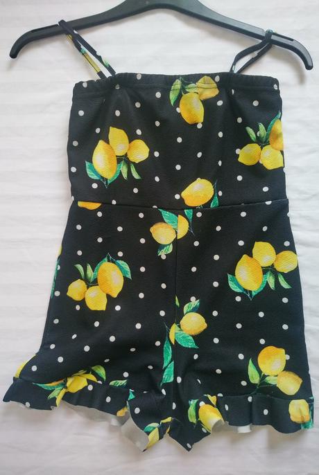 Čierny overal na ramienka, motív citróny, boohoo, s