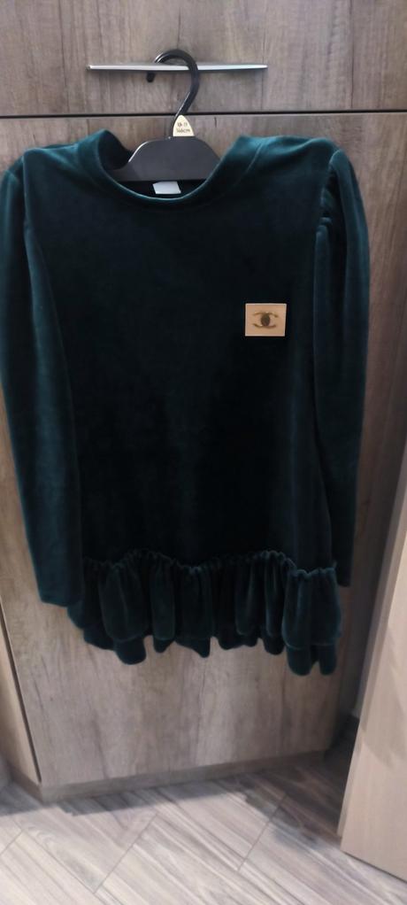 Zamatové šaty, 152