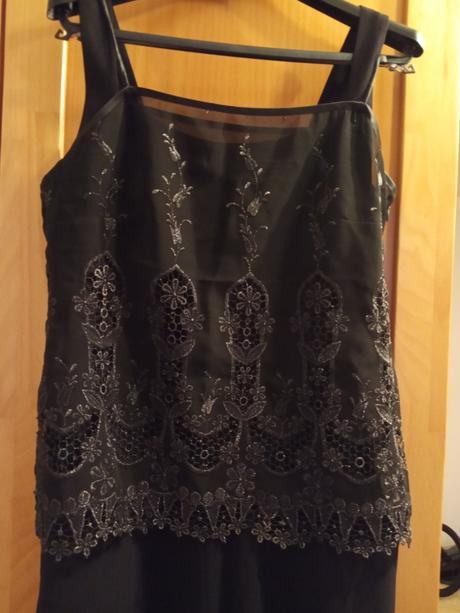 Cierne spolocenske saty, 36