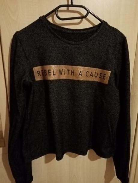 Tričko so zlatým nápisom rebel, c&a,164