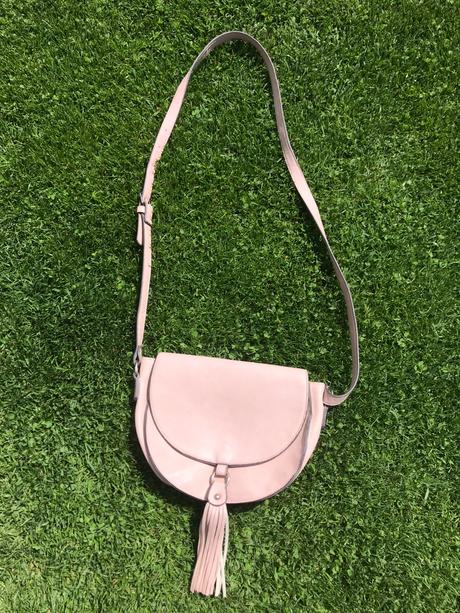 Bledoružová crossbody kabelka, 