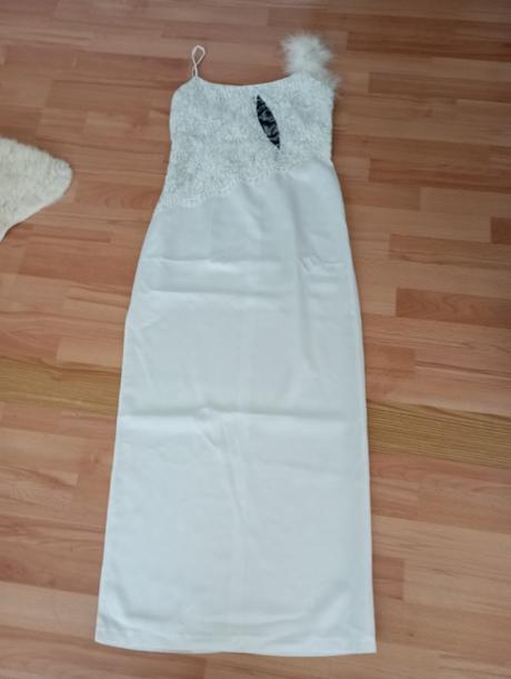 Biele saténové šaty, 38