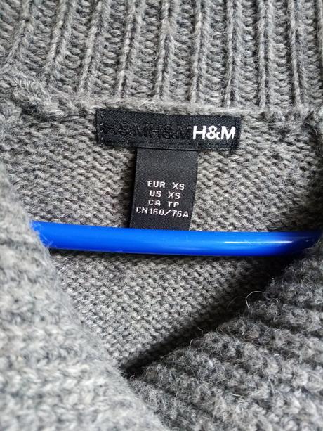 Šedý hrubý sveter s väčšími gombíkami značky h&m, h&m,xs