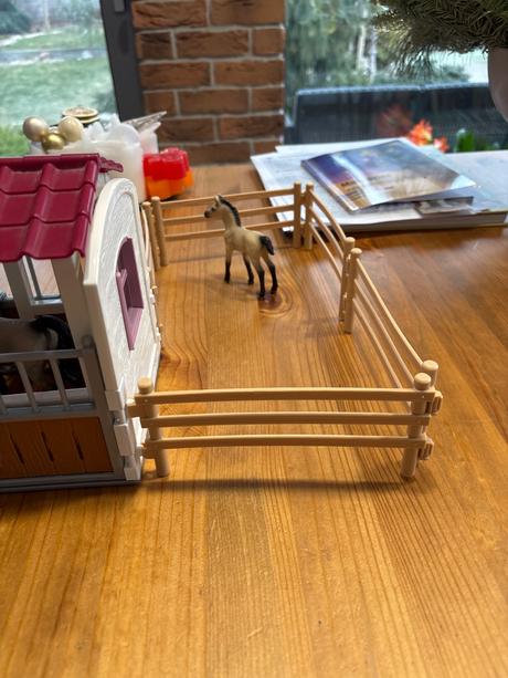 Schleich stajňa s koňmi a ošetrovateľkou,