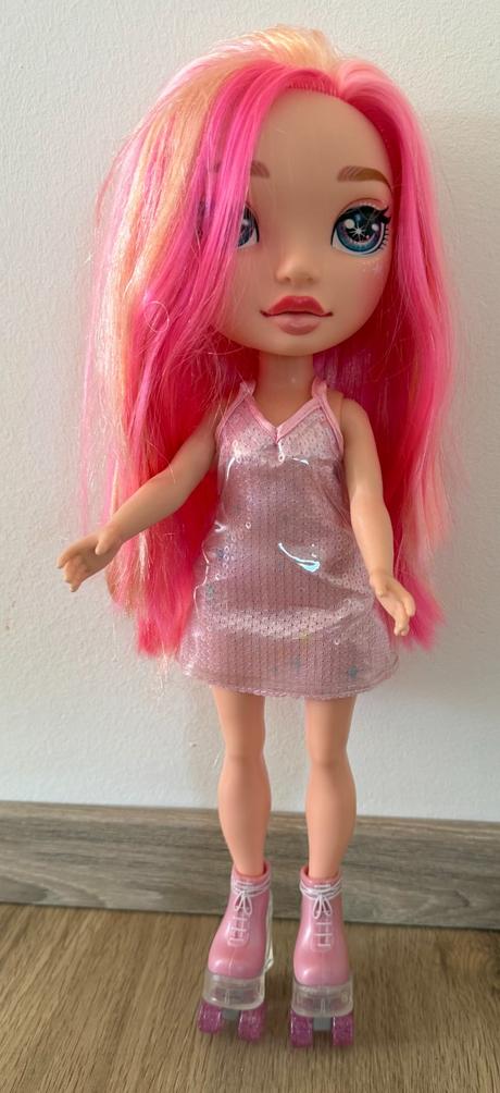 Bábika pixie rose zo série rainbow surprise., 